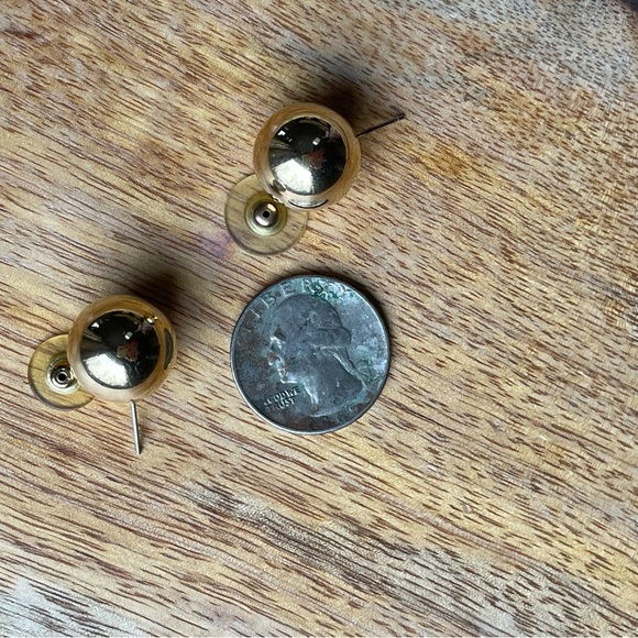 Vintage gold tone large studs - Picture 6 of 10